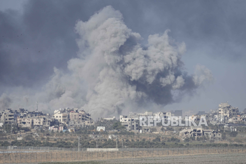 Asap mengepul menyusul pengeboman Israel di Jalur Gaza, terlihat dari Israel selatan pada Senin, 11 Desember 2023.