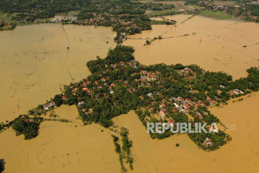 Foto udara banjir yang menggenangi enam desa di wilayah Kecamatan Kroya, Cilacap, Jateng, Kamis (19/11/2020). Banjir yang dipicu curah hujan tinggi beberapa hari terakhir, menggenangi 46 desa yang tersebar di 15 kecamatan, di Kabupaten Cilacap, dengan jumlah pengungsi mencapai 3811 jiwa. 
