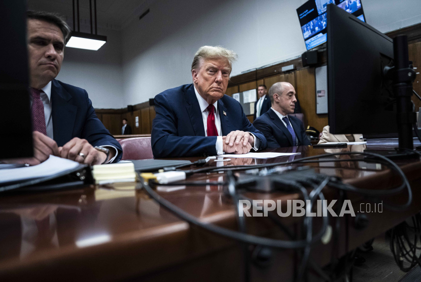 Mantan Presiden Donald Trump duduk di pengadilan pidana Manhattan bersama tim hukumnya di New York, 15 April 2024.