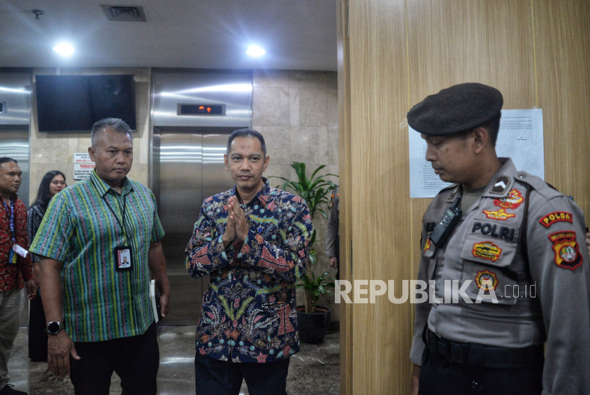 Wakil Ketua KPK Nurul Ghufron saat tiba untuk mengikuti sidang etik  dengan agenda pembacaan putusan di Gedung ACLC KPK, Jakarta, Selasa (21/5/2024). Majelis Etik Dewan Pengawas Komisi Pemberantasan Korupsi (Dewas KPK) menjatuhkan sanksi etik sedang berupa teguran tertulis kepada Wakil Ketua KPK Nurul Ghufron terkait penyalahgunaan pengaruh atau jabatan di balik mutasi ASN Kementerian Pertanian (Kementan). Dalam putusannya, Dewas KPK menilai Ghufron mempergunakan pengaruhnya sebagai Pimpinan KPK. Selain itu mejelis juga memutuskan untuk memotong gaji Nurul Ghufron sebesar 20 persen selama enam bulan.