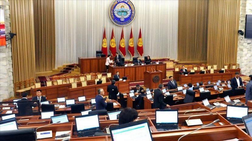Majelis Umum Kyrgyzstan pada Kamis (22/10) memutuskan untuk menunda pemilihan presiden dan parlemen