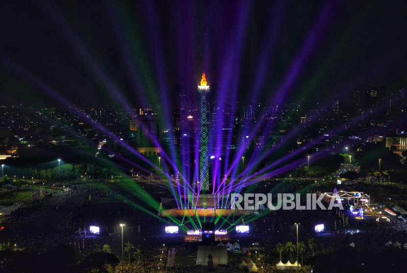 Gemerlap lampu menghiasi Malam Jaya Raya di kawasan Monas, Jakarta, Sabtu (22/6/2024). Malam Jaya Raya Jakarta menjadi puncak HUT ke-497 Jakarta. Acara ini menampilkan sejumlah hiburan bagi masyarakat seperti pasar malam, penampilan band, karnaval mobil hias, hingga pesta kembang api. HUT kali ini mengusung tema Jakarta Kota Global Berjuta Pesona. Ribuan warga yang berantusias memenuhi kawasan Monas.