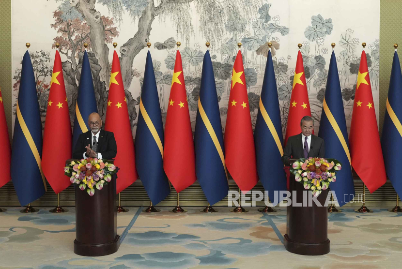Menlu Cina Wang Yi, kanan, dan Menlu dan Perdagangan Nauru Lionel Aingimea berbicara setelah menandatangani komunike bersama dimulainya kembali hubungan diplomatik, di Beijing, Rabu, (24/1/2024). 