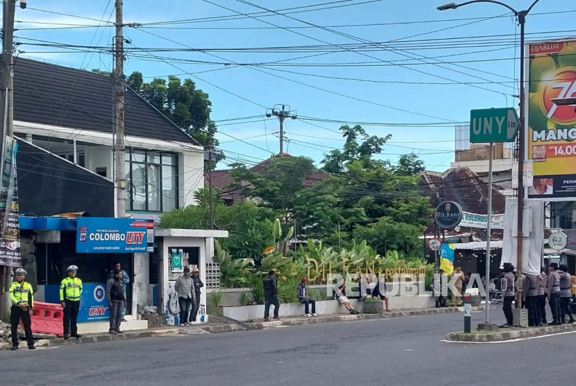 Sejumlah polisi terlihat berjaga di sekitar Pertigaan Kolombo, Catur Tunggal Depok, Sleman, jelang aksi Gejayan Memanggil, Senin (12/2/2024). 