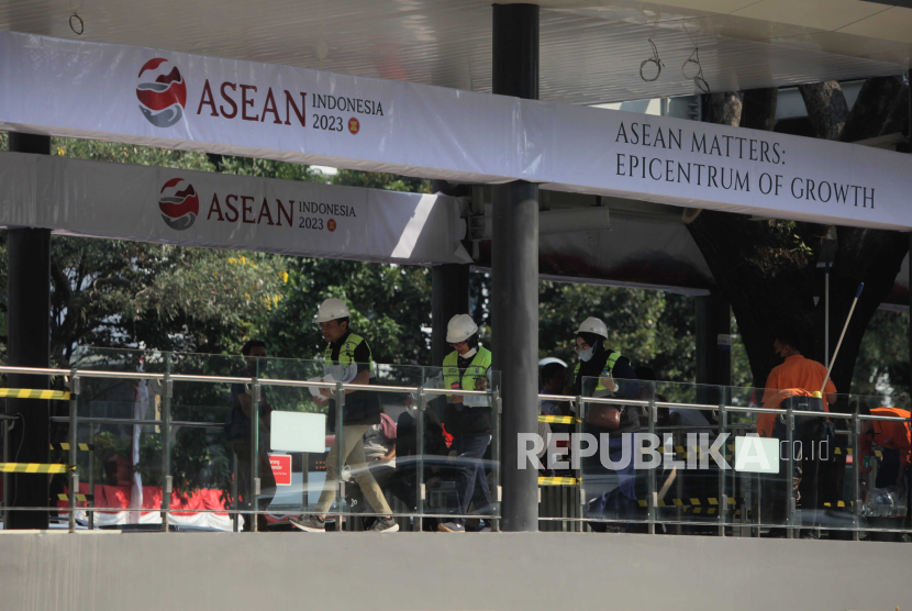 Halte Transjakarta Bundaran Senayan di Jalan Jenderal Sudirman, Jakarta, yang dihias dengan tema KTT ASEAN.