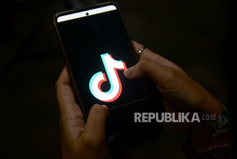 Seseorang menunjukan aplikasi TikTok di Jakarta, Rabu (4/10/2023). Nepal melarang penggunaan TikTok.