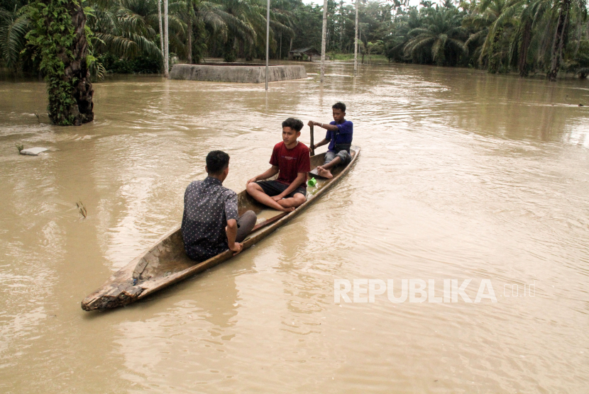 Warga menggunakan perahu keluar dari permukiman di Desa Lawang, Kecamatan Matang Kuli, Aceh Utara, Aceh, Senin (9/10/2023). Berdasarkan data Badan Penanggulangan Bencana Daerah (BPBD) setempat, Bencana banjir akibat luapan Sungai Krueng Pase, Krueng Pirak, Krueng Keuruto, dan Krueng Peto menyebabkan 6 kecamatan di kabupaten itu terendam banjir, mengakibatkan sekitar 2.864 Kepala Keluarga (KK) dengan 9.755 jiwa terdampak banjir, sebanyak 1.726 jiwa mengungsi. 