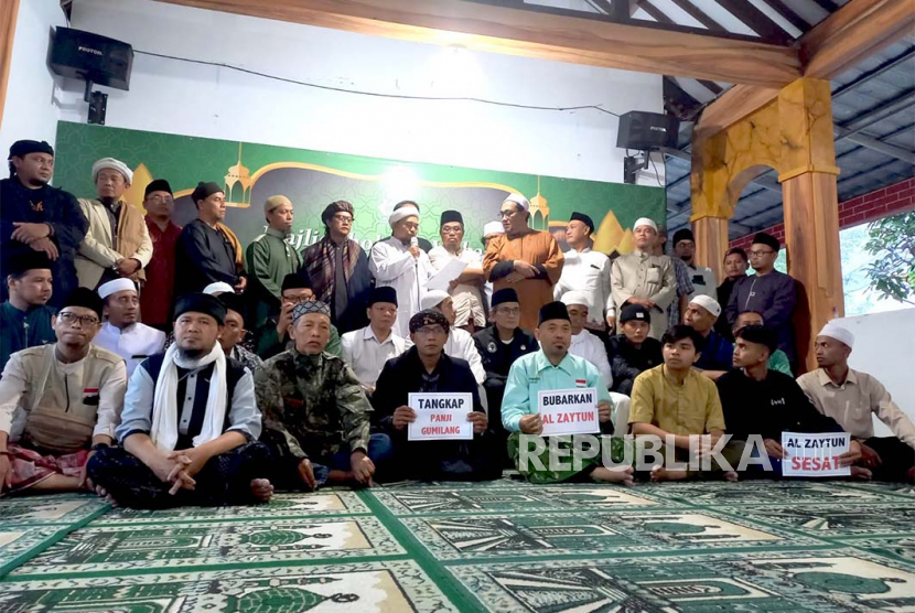 Sejumlah kiai dan tokoh di Tasikmalaya menyatakan sikap atas polemik Panji Gumilang sebagai pimpinan Ponpes Al Zaytun, di Ponpes Al Muzanni, Kota Tasikmalaya, Rabu (21/6/2023). 