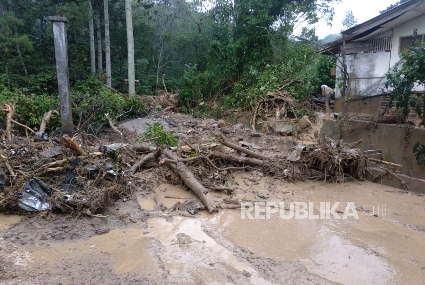 Banjir bandang membawa material batu dan kayu di Desa Paya Tumpi Baru, Kecamatan Kebayakan, Aceh Tengah, Aceh, Rabu (13/5/2020). Banjir bandang akibat tingginya intensitas hujan sejak sepekan terakhir telah merusak puluhan unit rumah warga di desa tersebut