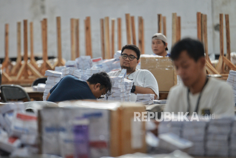 Petugas mengemas surat suara di Gudang Logistik KPU Jakarta Selatan. KPU DKI Jakarta antisipasi petugas kelelahan dalam pemungutan dan penghitungan suara.