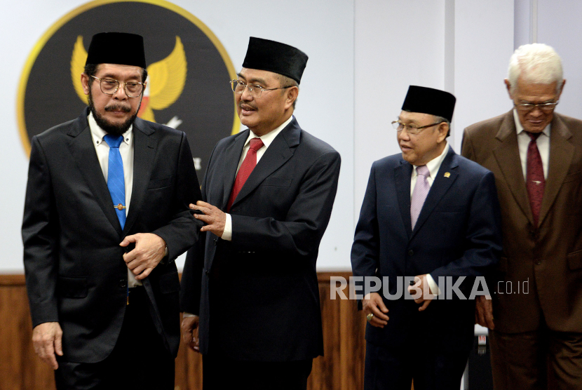 Ketua Mahkamah Konstitusi (MK) Anwar Usman berbincang dengan Ketua Mahkamah Konstitusi (MK) periode 2003-2008 Jimly Asshiddiqie usai acara pelantikan anggota Majelis Kehormatan Mahkamah Konstitusi (MKMK) di Aula Gedung II MK, Jakarta, Selasa (24/10/2023). Mahkamah Konstitusi (MK) telah membentuk Majelis Kehormatan Mahkamah Konstitusi (MKMK). MKMK beranggotakan tiga orang terdiri dari Wahiduddin Adams (unsur Hakim Konstitusi), Jimly Asshiddiqie (unsur Tokoh Masyarakat) dan Bintan R. Saragih (unsur akademisi berlatar belakang bidang hukum). Merujuk Peraturan Mahkamah Konstitusi Nomor 1 Tahun 2023 tentang Majelis Kehormatan Mahkamah Konstitusi, MKMK adalah perangkat yang dibentuk MK untuk menjaga dan menegakkan kehormatan, keluhuran, dan martabat. Selain itu, MKMK dibentuk untuk menjaga Kode Etik dan Perilaku Hakim Konstitusi.