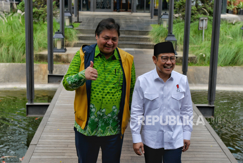 Ketua Umum Partai Golkar Airlangga Hartarto (kiri) bersama Ketua Umum Partai Kebangkitan Bangsa (PKB) Muhaimin Iskandar (kanan) saat melakukan pertemuan di Jakarta, Rabu (3/5/2023). Pertemuan tersebut dalam rangka halal bi halal sekaligus membahas terkait koalisi partai.