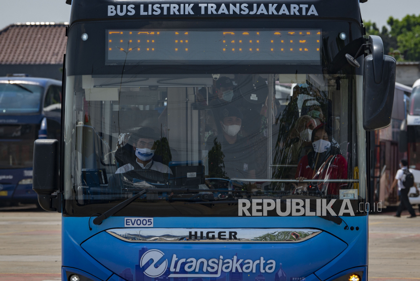 Bus Transjakarta. Direktorat Lalu Lintas Polda Metro Jaya turun tangan melakukan penyelidikan terkait insiden kecelakaan beruntun dua bus TransJakarta di Jalan MT Haryono, Jakarta Timur, pada Senin (25/10). 
