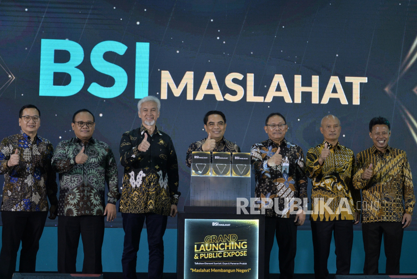 Ketua Dewan Pembina BSI Maslahat sekaligus Direktur Utama Bank Syariah Indonesia Hery Gunardi (tengah) bersama Ketua Pengurus BSI Maslahat Riko Wardhana (kiri), Direktur Eksekutif BSI Maslahat Sukoriyanto (ketiga kanan) dan Komisaris Utama BSI Adiwarman Karim (ketiga kiri) saat Grand Launching dan Public Expose BSI Maslahat di Jakarta, Senin (30/1/2023). 