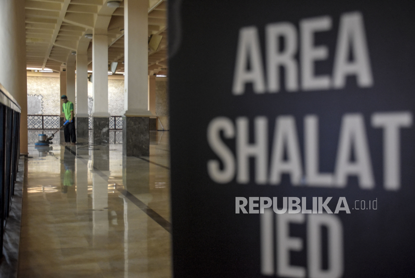 Petugas membersihkan lantai di area Masjid Raya Bandung (MRB), Jalan Dalem Kaum, Kota Bandung, Ahad (1/5/2022). Masjid Raya Bandung Siapkan Alun-Alun Antisipasi Jamaah Sholat Idul Adha Membeludak