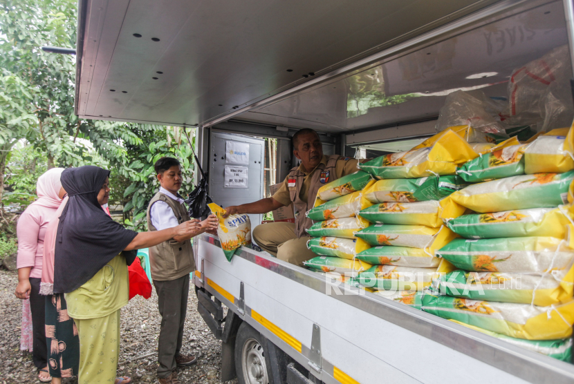 Warga membawa beras yang dibeli saat penyelenggaraan program Bulog Siaga di Jalan Jambu, Mulyaharja, Kota Bogor, Jawa Barat, Senin (4/3/2024). 