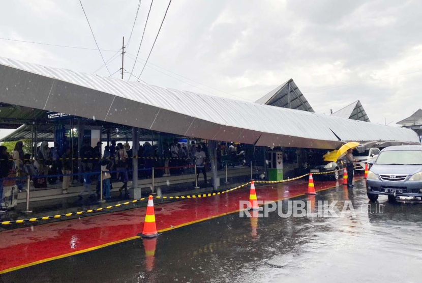 Kanopi drop zone di sisi selatan Stasiun Yogyakarta jatuh akibat hujan lebat disertai angin kencang dan menimpa lima mobil, Kamis (4/1/2024). 