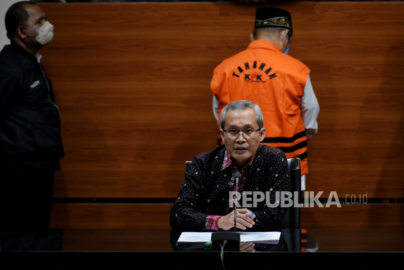 Wakil Ketua KPK Alexander Marwata menyampaikan keterangan saat konferensi pers di Gedung Merah Putih KPK, Jakarta, Selasa (7/3/2023).
