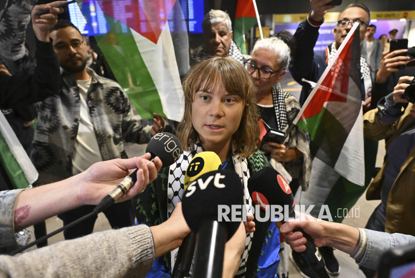 Aktivis Greta Thunberg. Greta Thunberg tampil di atas panggung konser Sam Fender di Denmark bersama sejumlah aktivis pro-Palestina. 