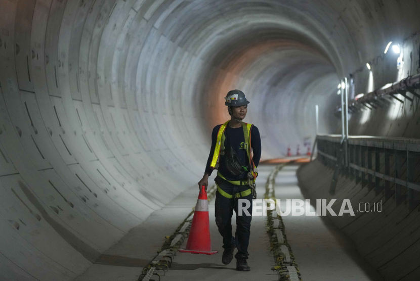 Pekerja berjalan di area konstruksi terowongan MRT Jakarta, Kamis (25/1/2024).