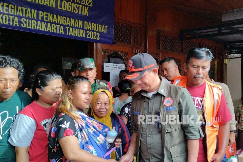 Kepala BNPB Letjen TNI Suharyanto menyerahkan bantuan paket logistik kepada warga terdampak banjir di Kelurahan Gandekan, Jebres, Solo, Sabtu (18/2/2023).