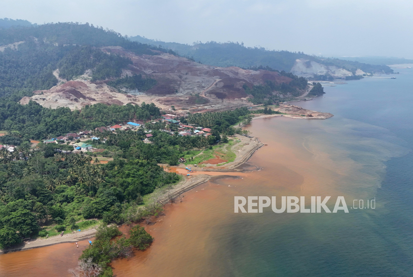 Foto udara kawasan tambang ore nikel di Desa Lalampu, Kabupaten Morowali, Sulawesi Tengah, Ahad (7/1/2024). Hasil tambang di desa tersebut selanjutnya diolah pada sejumlah smelter pada kawasan industri nikel yang ada di Morowali. 
