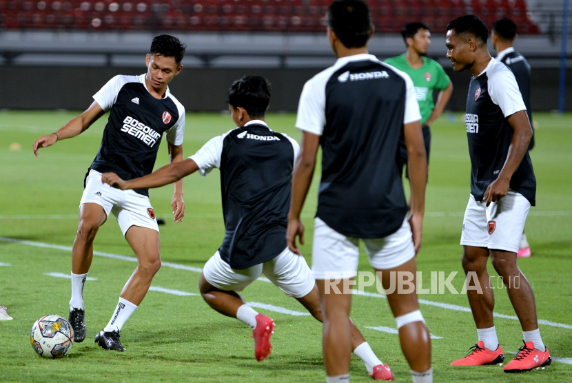 Pesepak bola PSM Makassar melakukan latihan di Stadion Kapten I Wayan Dipta, Gianyar, Bali, Senin (5/6/2023).