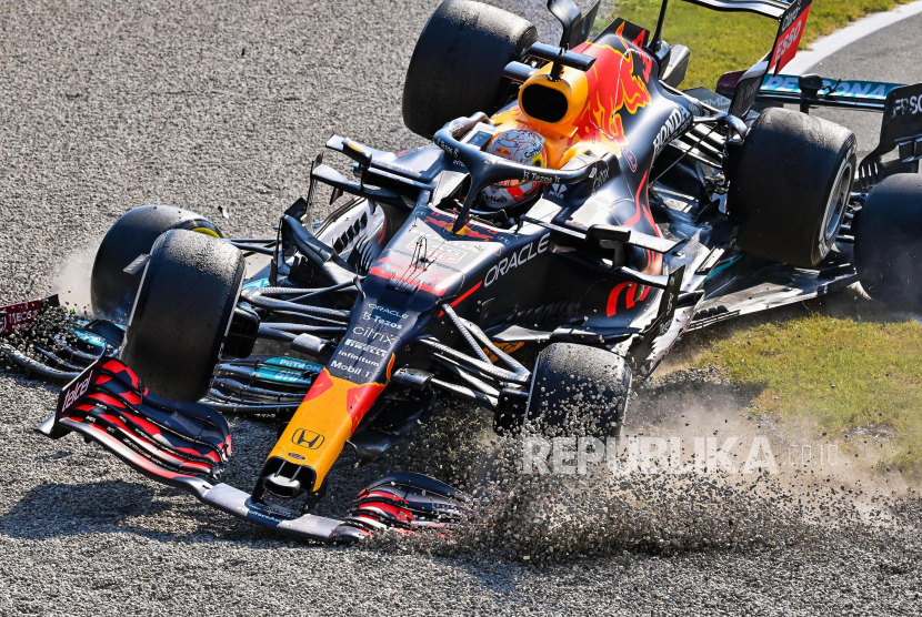 Insiden tabrakan mobil Max Verstappen dan Lewis Hamilton pada Ahad (12/9).