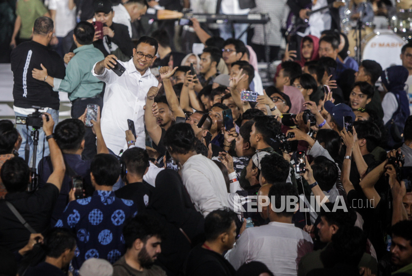 Calon Presiden nomor urut 1 Anies Baswedan berfoto dengan peserta saat acara Resolusi Indonesia. Capres Anies Baswedan sebut roasting di stand up comedy harus jadi bagian demokrasi.