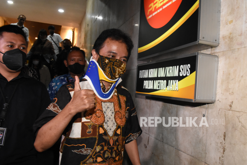 Petugas mengawal mantan Menteri Pemuda dan Olahraga Roy Suryo (kanan) saat menuju rutan. Mantan Menpora Roy Suryo akan menjalani sidang perdana di PN Jakarta Barat.