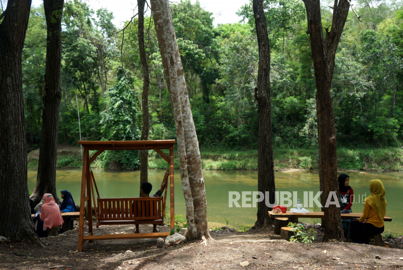 Warga mengunjungi kawasan Taman Hutan Raya Bunder, di Patuk, Gunungkidul, D.I Yogyakarta.