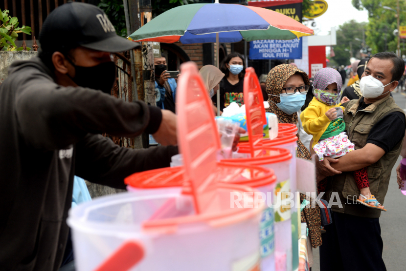 Warga membeli makanan berbuka puasa di pasar takjil Kampung Ramadhan Jogokariyan, Yogyakarta. Pasar Ramadhan tahun ini terbentur aturan protokol kesehatan.