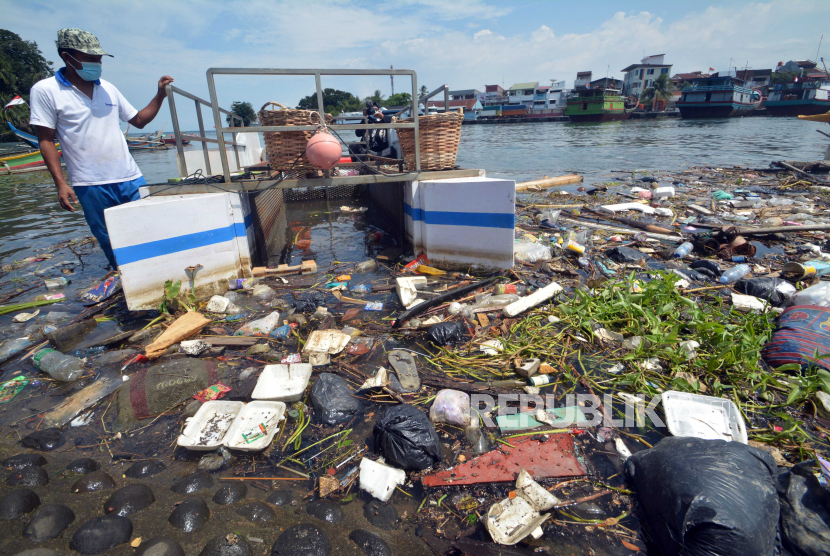 Operator menjalankan kapal pengumpul sampah di Sungai Batang Arau, Padang, Sumatera Barat, Selasa (16/2/2021). Pemkot Padang mengoperasikan kapal khusus pengumpul sampah setiap hari untuk membersihkan sungai Batang Arau. 