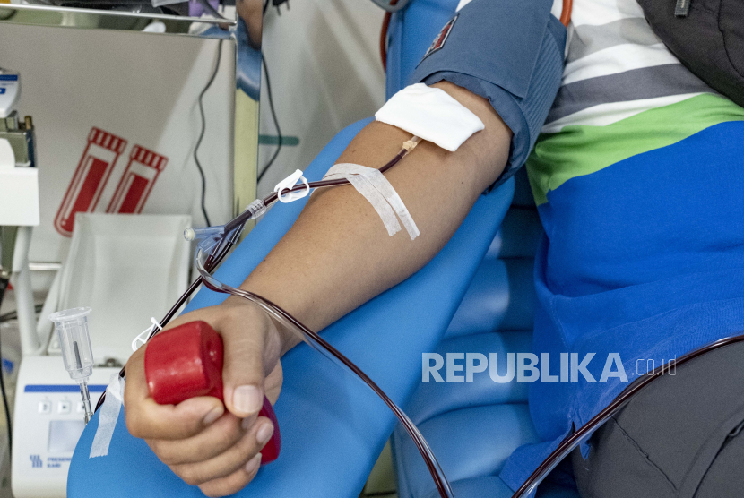  Seorang pasien Covid-19 yang sembuh mendonorkan darahnya untuk pengambilan plasma (Ilustrasi)