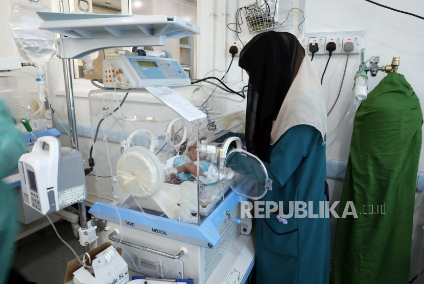 Seorang perawat Yaman merawat bayi kembar siam laki-laki di dalam inkubator di unit perawatan intensif neonatal rumah sakit Al-Sabaeen, di Sanaa, Yaman, 18 Desember 2020. Arab Saudi Tandatangani Kontrak 88 Juta Dolar AS Kelola RS di Yaman