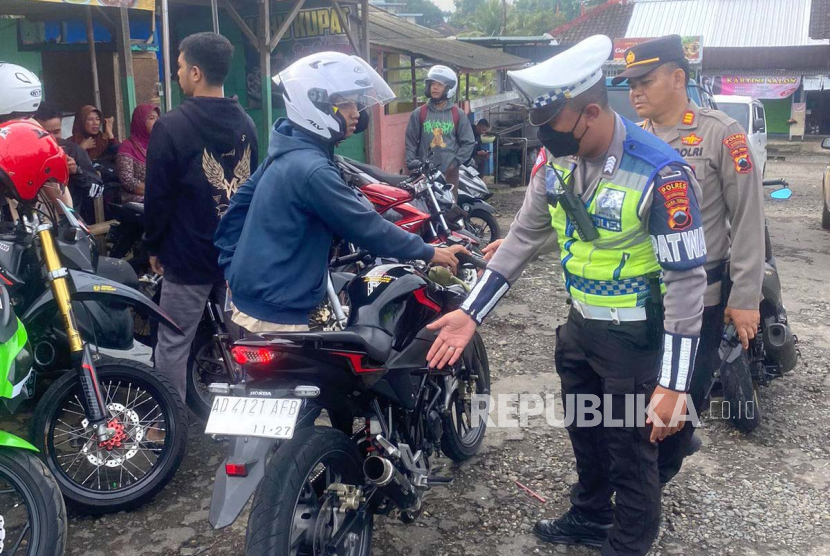 Polres Wonogiri menggelar operasi kendaraan dengan knalpot brong di Kabupaten Wonogiri, Jawa Tengah, Jumat (5/1/2024).