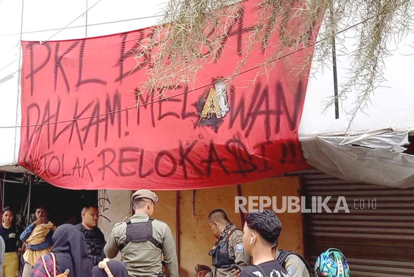 Personel Satpol PP melakukan penertiban pedagang kaki lima (PKL) di Jalan Dalem Kaum, Kota Bandung, Jawa Barat, Jumat (22/12/2023). 