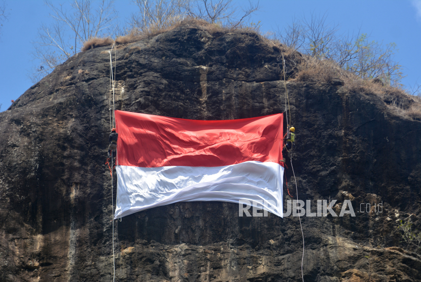 Israel juga mengakui kemerdekaan Indonesia pada Januari 1950. Ilustrasi pegiat panjat tebing membentangkan Bendera Merah Putih di Bukit Gundil, Desa Sanenrejo, Tempurejo, Jember, Jawa Timur, Senin (17/8/2020).  