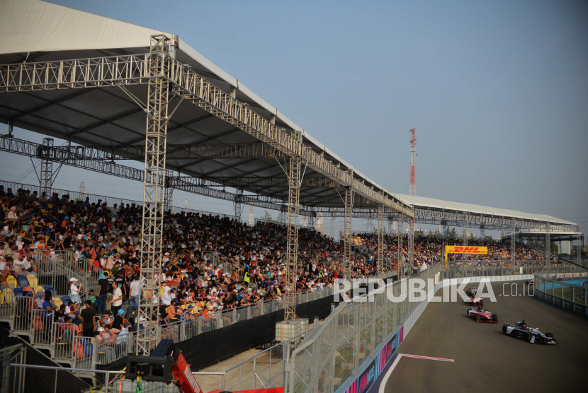 Warga menonton pertandingan balapan Formula E 2023 seri 11 di Jakarta International E-Prix Circuit, Jakarta, Ahad (4/6/2023). 