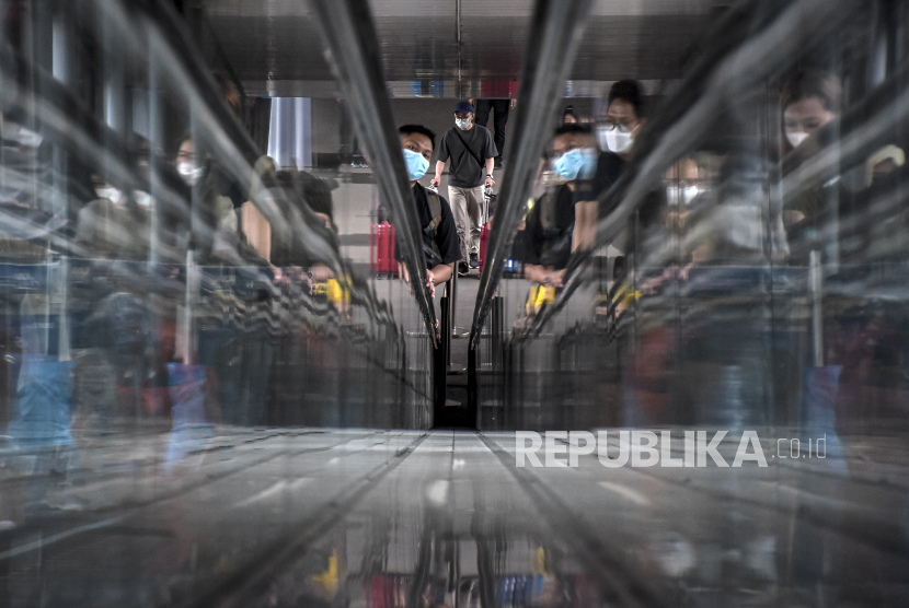 Sejumlah penumpang berjalan menuju sky bridge di Stasiun Bandung, Kota Bandung, Jumat (23/12/2022). PT Kereta Api Indonesia Daop 2 Bandung mengoperasikan 22 perjalanan kereta api reguler dan dua kereta api tambahan selama masa angkutan Natal 2022 dan Tahun Baru 2023 (Nataru). Hingga saat ini, sebanyak 91.678 tiket kereta api telah terjual dari 214.887 tiket yang disiapkan. Republika/Abdan Syakura