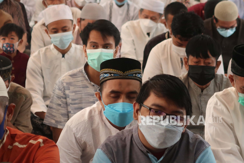 Ilustrasi jamaah sholat dengan masker. MUI Palangka Raya persilakan sholat jamaah di masjid tanpa masker selama sehat 