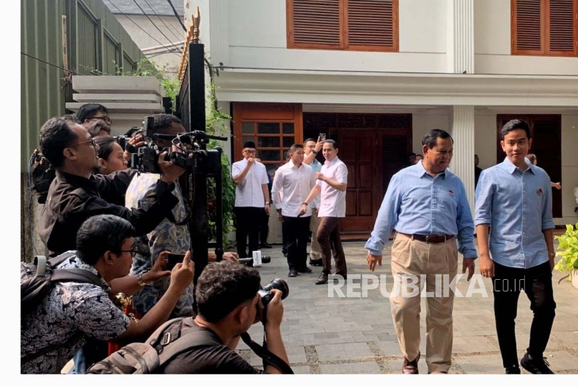 Prabowo Subianto dan Gibran Rakabuming Raka tampil bersama untuk pertama kalinya, sebelum mendaftar ke Komisi Pemilihan Umum (KPU), di depan kediaman Prabowo, Jakarta, Rabu (25/10/2023). 
