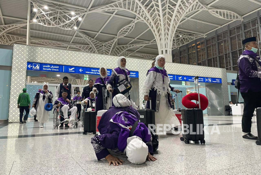 Jamaah haji tiba di Arab Saudi (ilustrasi).  Jamaah haji menjalani perjalanan pesawat selama 9 jam lebih