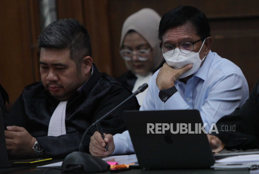 Terdakwa dugaan kasus korupsi proyek pengadaan base transceiver station (BTS) 4G Kominfo Johnny G Plate (kanan) saat menjalani sidang di Pengadilan Tipikor, Jakarta. (ilustrasi)