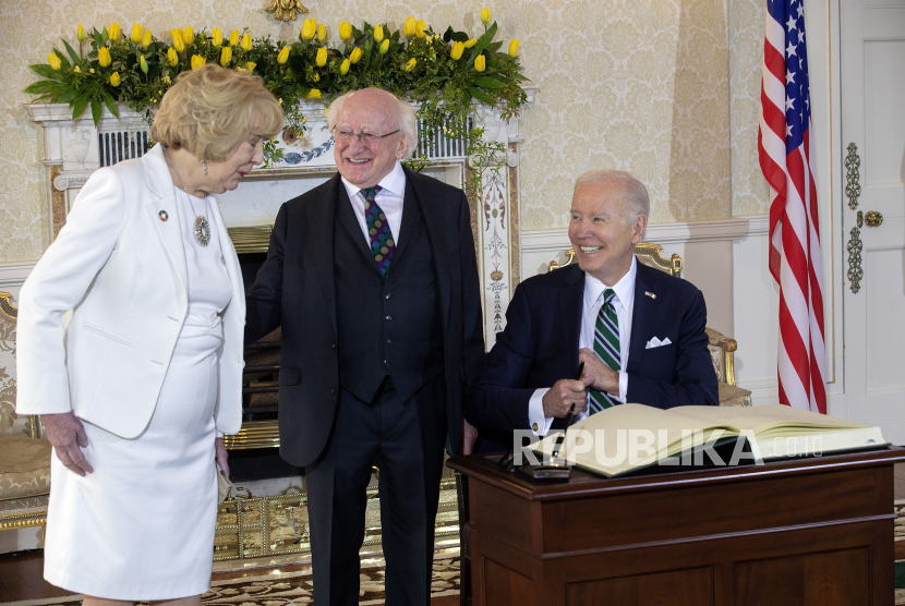 Presiden Irlandia Michael D Higgins (tengah) dan istrinya Sabina (kiri).