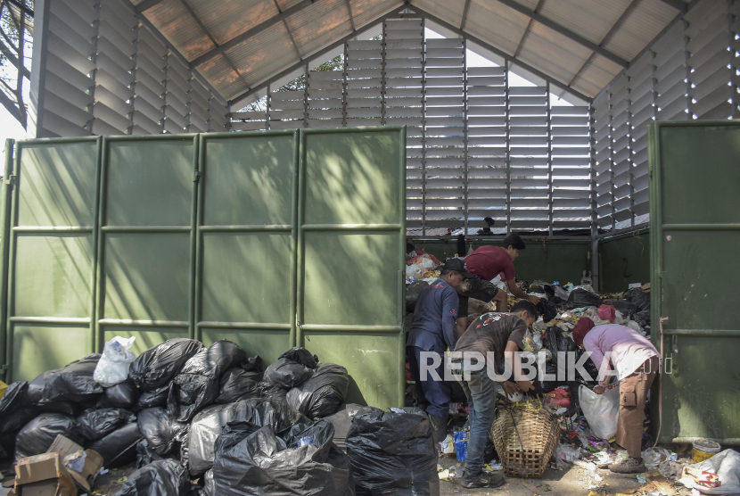 Warga memilah sampah di TPS Cicendo, Kota Bandung, Jawa Barat, Kamis (24/8/2023). Penumpukan sampah tersebut imbas dari penutupan sementara TPA Sarimukti akibat kebakaran yang hingga saat ini belum berhasil dipadamkan. 