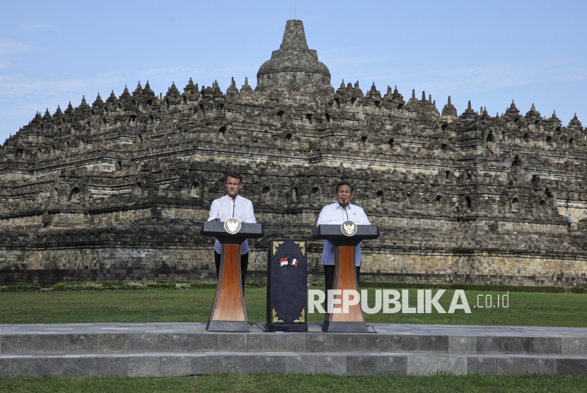 Presiden Prabowo Subianto (kanan) bersama Presiden Prancis Emmanuel Macron (tengah) melakukan kunjungan di Candi Borobudur, Kabupaten Magelang, Jawa Tengah, Kamis (29/5/2025). Dalam kunjungan di candi yang dibangun pada 750-850 Masehi oleh Dinasti Syailendra dari Kerajaan Mataram Kuno tersebut keduanya menyampaikan sejumlah kesepakatan antarkedua negara.