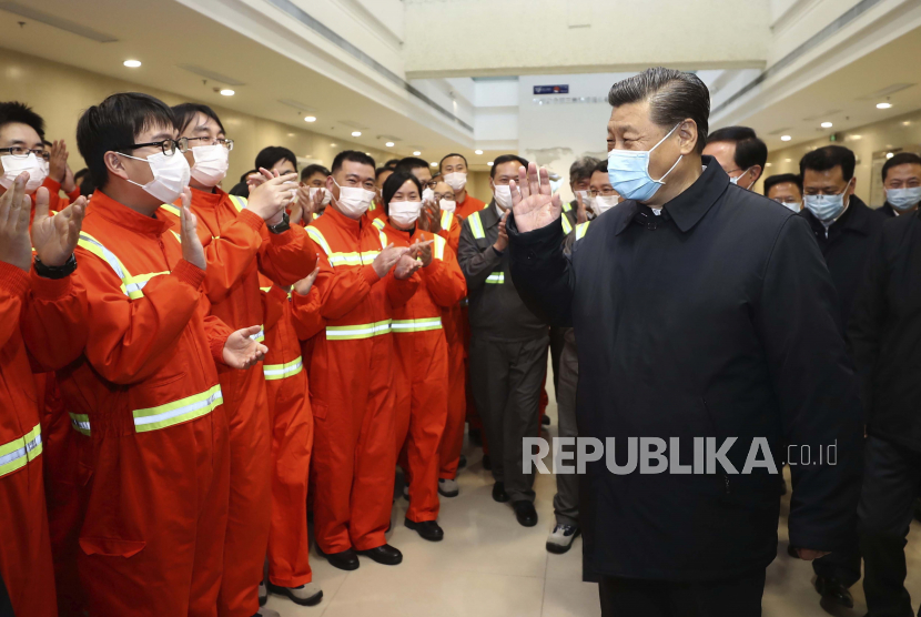 Presiden China Xi Jinping mengunjungi pekerja di  Ningbo-Zhoushan.