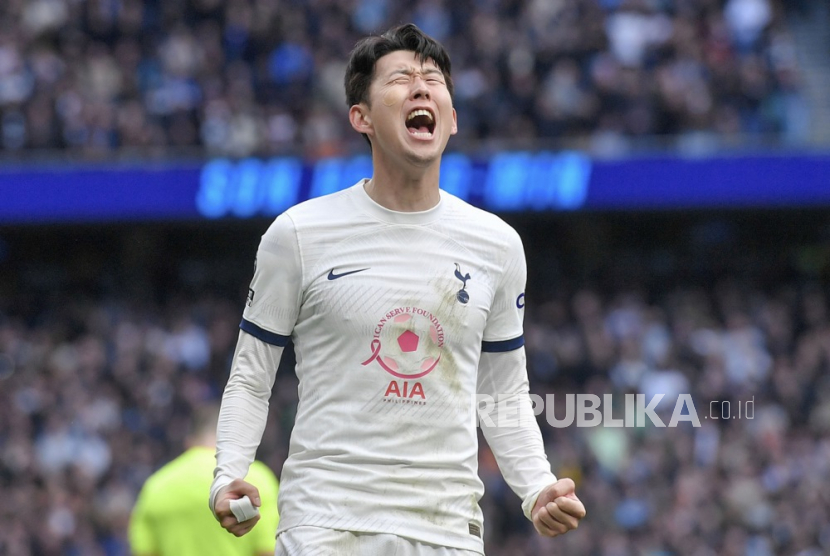 Son Heung-Min dari Tottenham Hotspur melakukan selebrasi setelah mencetak gol 2-1 pada pertandingan Liga Premier Inggris antara Tottenham Hotspur dan Luton Town di London, Inggris,  Sabtu (30/3/2024) malam WIB.