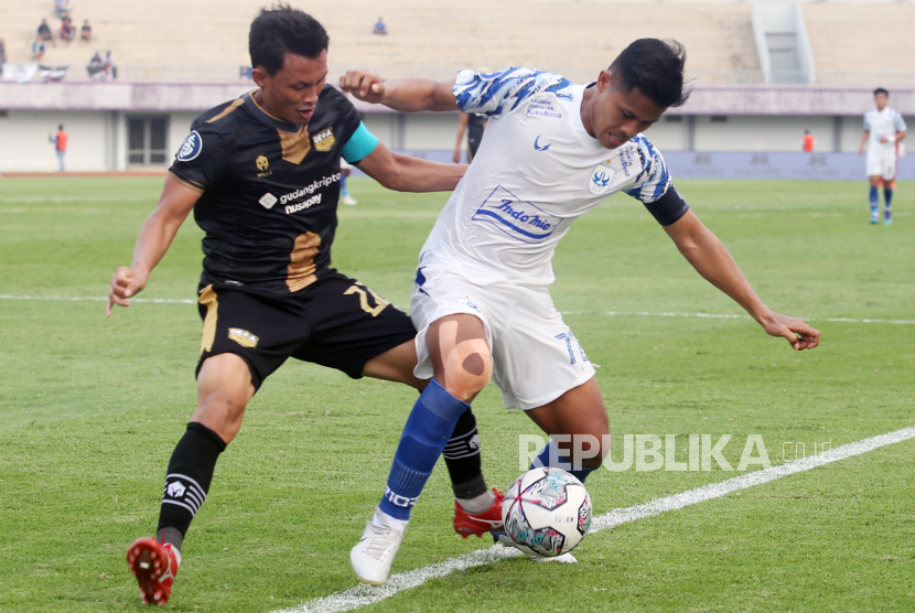 Pesepak bola PSIS Semarang Adreasado (kanan) berebut bola dengan pesepak bola Dewa United Dias AP (kiri) IDN pada lanjutan BRI Liga 1 2022/2023 di Stadion Indomilk Arena, Tangerang, Banten, Senin (29/8/2022). Dalam pertandingan tersebut Dewa United berhasil mengalahkan PSIS Semarang dengan skor 2 - 1. 